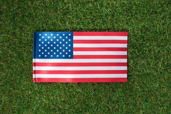 Vista superior da bandeira americana na grama verde, conceito de férias de 4 de julho — Fotografia de Stock