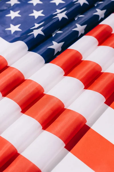 Vista de cerca del fondo plegado de la bandera americana - foto de stock