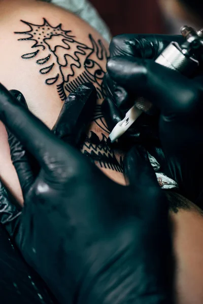 Cropped shot of tattooing process on shoulder in salon — Stock Photo