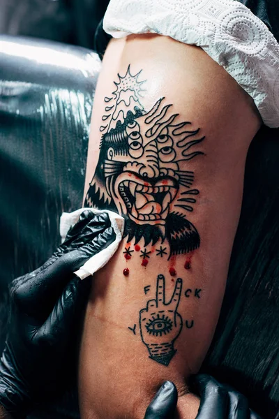 Colpo ritagliato di processo di tatuaggio sulla spalla nel salone — Foto stock