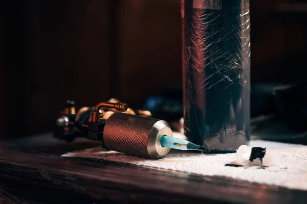 Close up view of tattoo machine, ink and other equipment for tattooing process — Stock Photo