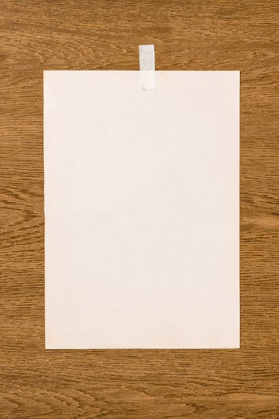Верхний вид белой бумаги на деревянный стол — стоковое фото