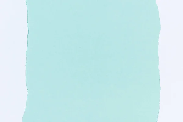 Vista superior de rasgado livro branco vazio em turquesa — Fotografia de Stock