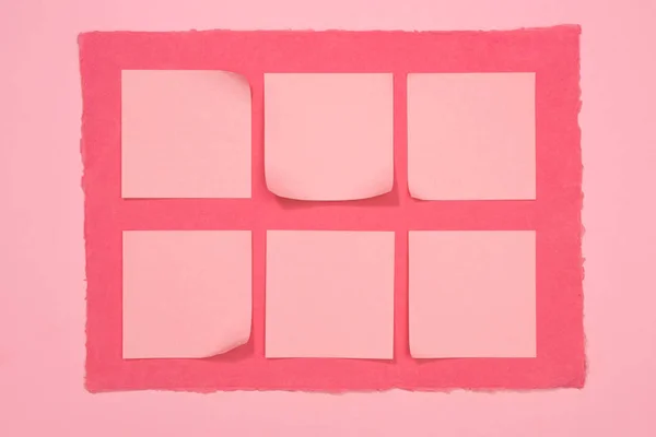 Erhöhte Ansicht des leeren Sticks notiert es auf rosa Rahmen — Stockfoto