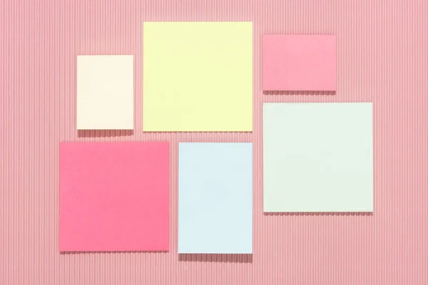 Вид зверху на порожню барвисту палицю вона нотатки на рожевому — стокове фото