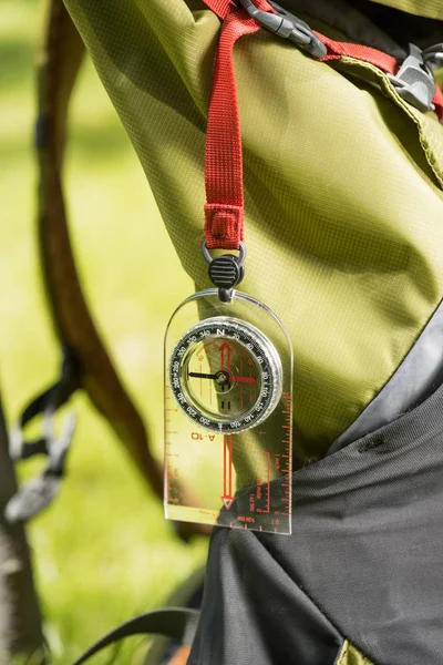 Nahaufnahme des Kompasses, der am Rucksack hängt — Stockfoto