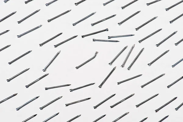 Vista superior de unhas de ferro retas e dobradas isoladas em branco — Fotografia de Stock