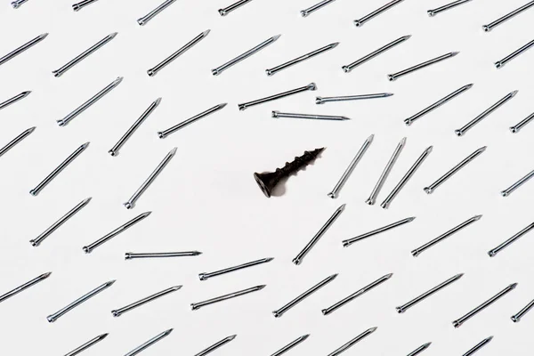 Vista superior do parafuso entre as unhas de ferro isolado em branco — Fotografia de Stock