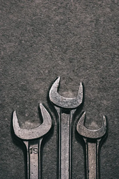 Top view of metal wrenches on grey surface — Stock Photo