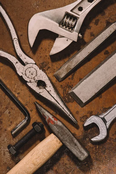 Vue de dessus des vieux outils mécaniques minables sur la surface brune — Photo de stock