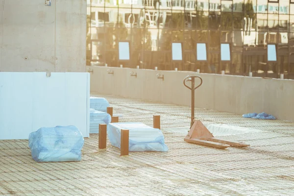 Selektiver Fokus des Palettenhebers auf der Baustelle — Stockfoto