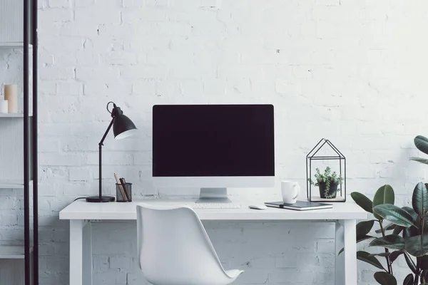 Computadora, mesa, silla y plantas en la oficina moderna - foto de stock