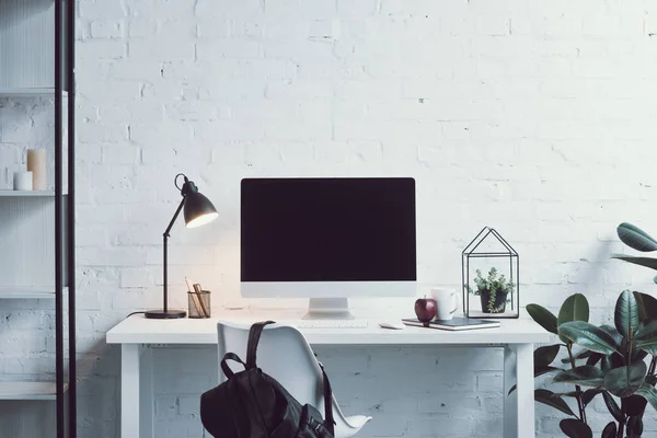 Комп'ютер на столі, сумка на стільці в сучасному офісі — стокове фото
