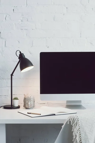 Computador e notebook com caneta na mesa no escritório moderno — Fotografia de Stock