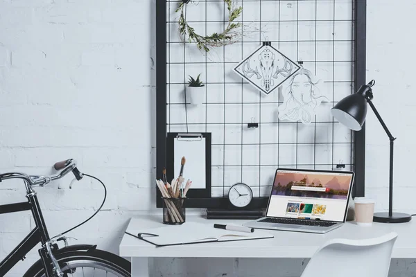 Laptop com página shutterstock carregado na mesa no escritório moderno — Fotografia de Stock