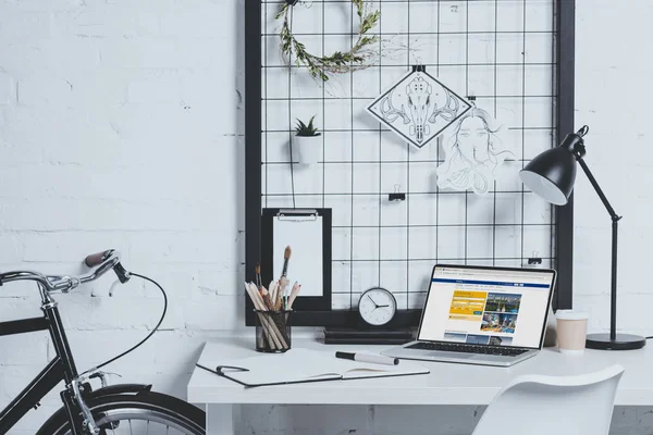 Ordinateur portable avec page de réservation chargée sur la table dans le bureau moderne — Photo de stock