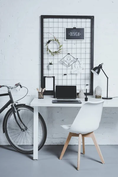 Ordinateur portable avec écran blanc sur la table dans le bureau moderne — Photo de stock