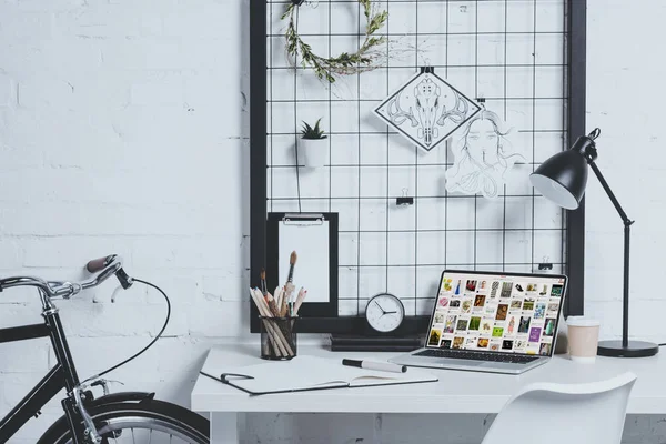 Laptop com página pinterest carregada na mesa no escritório moderno — Fotografia de Stock