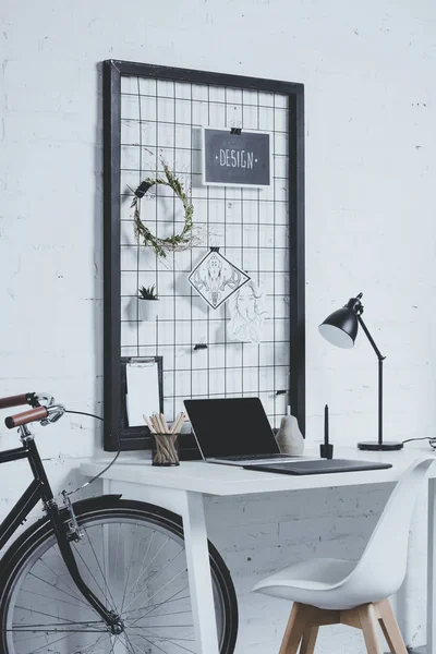 Laptop und Lampe auf dem Tisch im modernen Büro — Stockfoto