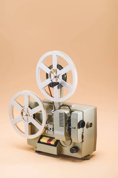 Vue rapprochée du vieux projecteur de film sur fond beige — Photo de stock