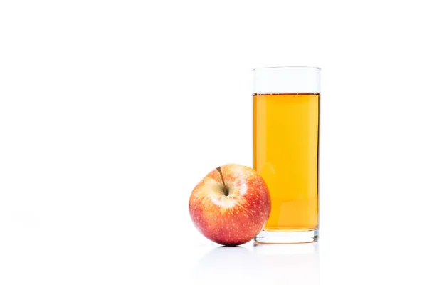 Vista de perto de vidro de suco de maçã e maçã fresca isolada em branco — Fotografia de Stock