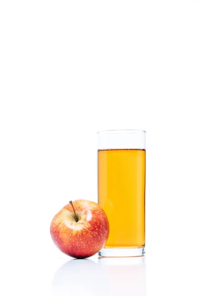 Vista de perto de vidro de suco de maçã e maçã fresca isolada em branco — Fotografia de Stock