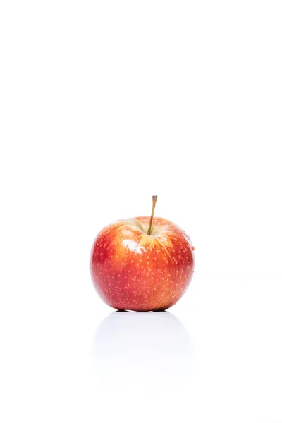 Vista ravvicinata di mela fresca isolata su bianco — Foto stock