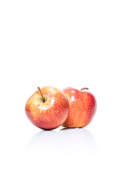 Вблизи вид спелых яблок, изолированных на белом — стоковое фото