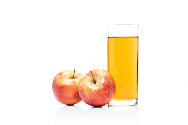 Крупним планом вид на склянку яблучного соку і свіжі яблука ізольовані на білому — стокове фото