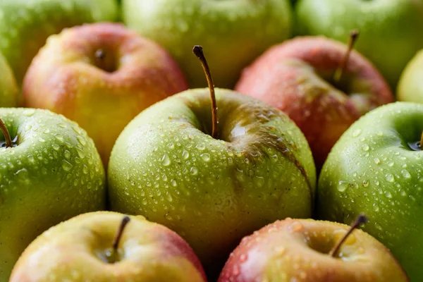 Vista de cerca de las gotas de agua en el fondo de manzanas frescas - foto de stock