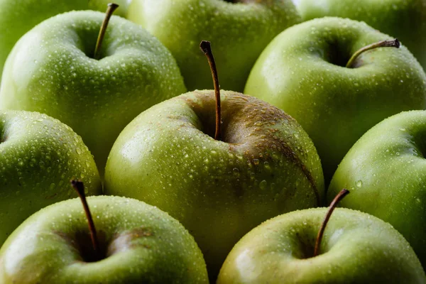 Vista de cerca de las gotas de agua en el fondo de manzanas frescas - foto de stock