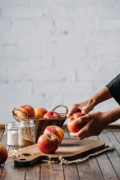 Teilansicht einer Frau, die mit Messer Apfel schält — Stockfoto