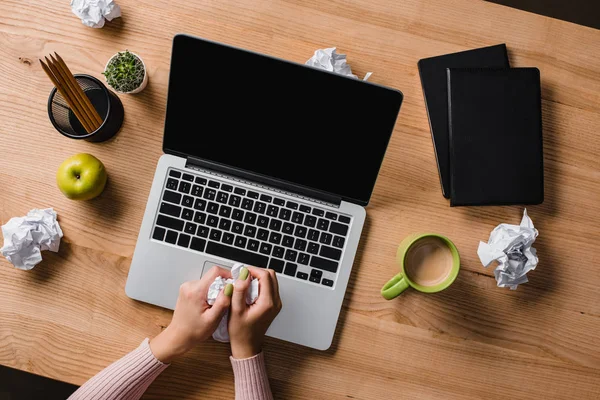 Tiro cortado de empresária amassando papel no local de trabalho com laptop — Fotografia de Stock
