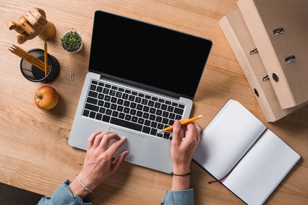 Plan recadré d'homme d'affaires avec crayon travaillant avec ordinateur portable sur le lieu de travail — Photo de stock