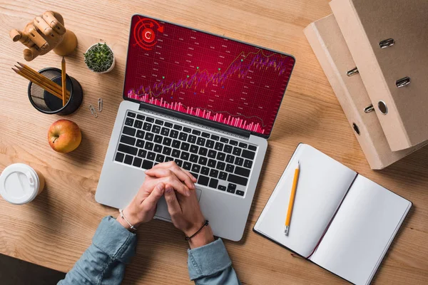 Обрізаний знімок бізнесмена, що сидить на робочому місці з ноутбуком, бізнес-чартами на екрані — стокове фото