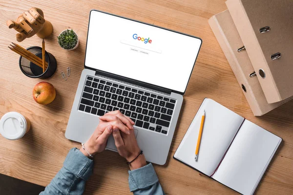 Tiro cortado de homem de negócios sentado no local de trabalho com laptop, site do Google na tela — Fotografia de Stock