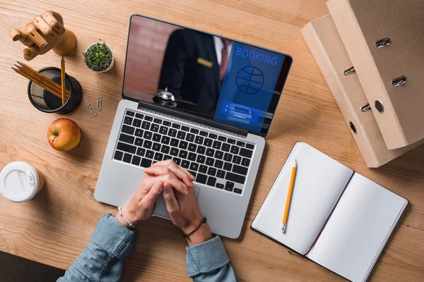 Plan recadré de l'homme d'affaires assis sur le lieu de travail avec ordinateur portable, concept d'écran de réservation — Photo de stock