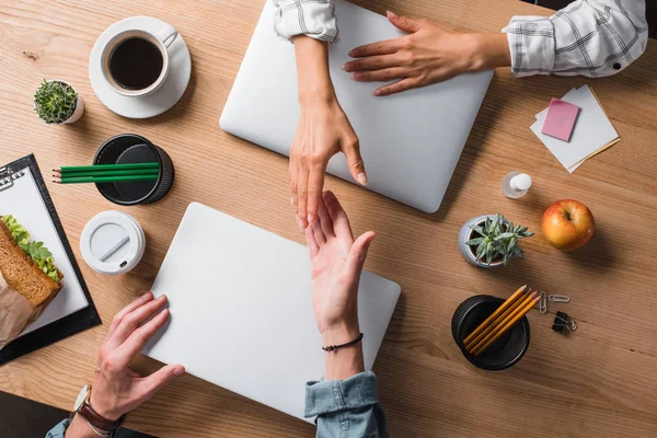 Cropped shot of businesspeople shaking hands at workplace — Stock Photo