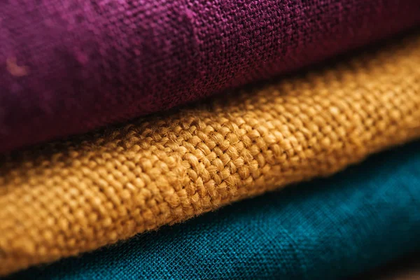 Foco seletivo da pilha de vários tecidos coloridos — Fotografia de Stock