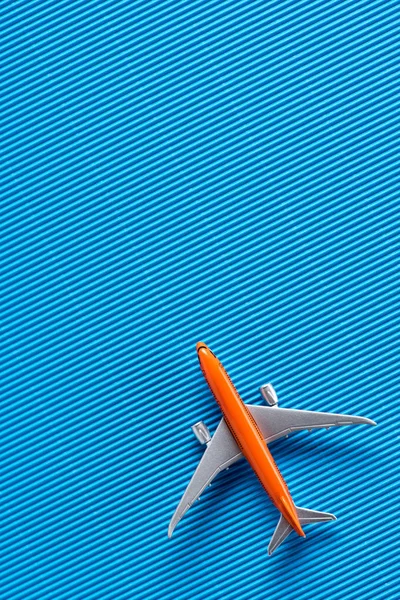 Вид зверху іграшкового літака на синьому фоні, концепція подорожі — стокове фото