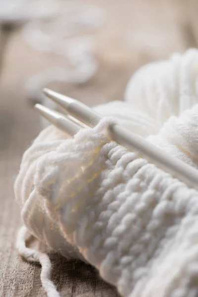 Selective focus of knitted needles and white woolen knitted yarn — Stock Photo