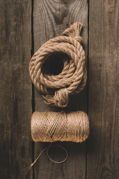 Vista dall'alto di due diverse corde beige su sfondo di legno — Foto stock