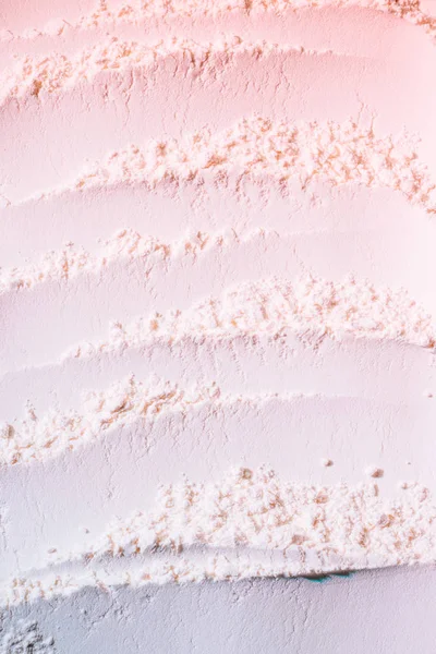 Ondulations sur la texture de farine rose clair, plein cadre — Photo de stock