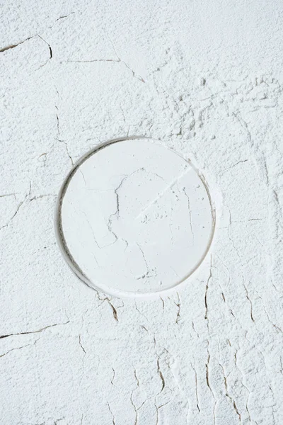 Vista superior da forma redonda na textura da farinha branca — Fotografia de Stock