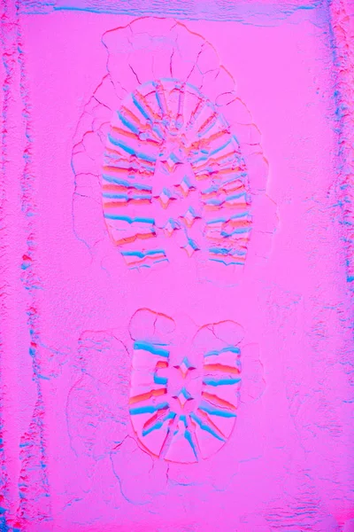 Vista superior de la impresión del zapato en harina de color rosa neón - foto de stock