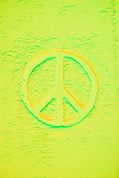 Vista superior del signo de paz en polvo verde claro - foto de stock