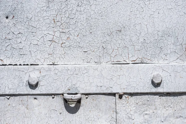 Détail de la vieille porte métallique avec peinture blanche altérée rayée — Photo de stock