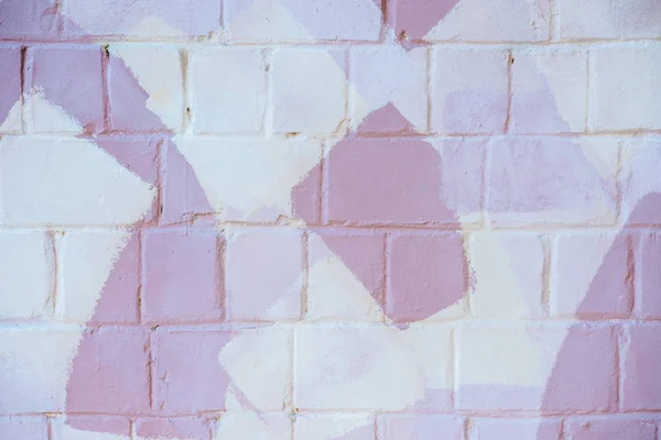 Mur de briques claires avec peinture blanche et rose, fond abstrait — Photo de stock