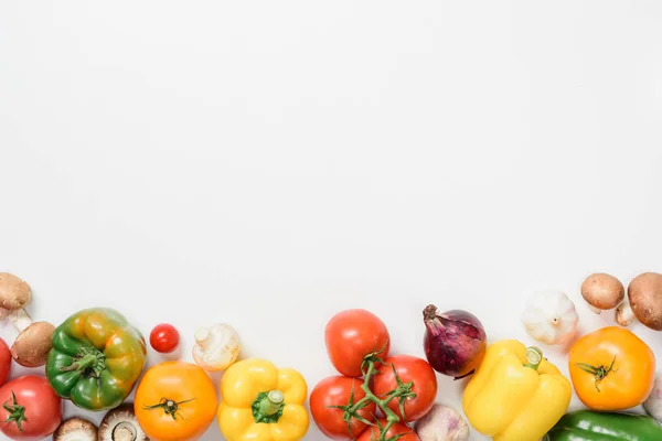 Vista superior de vegetais apetecíveis maduros isolados em branco — Fotografia de Stock