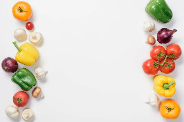 Vista superior de pimientos maduros, tomates y ajo aislados en blanco - foto de stock